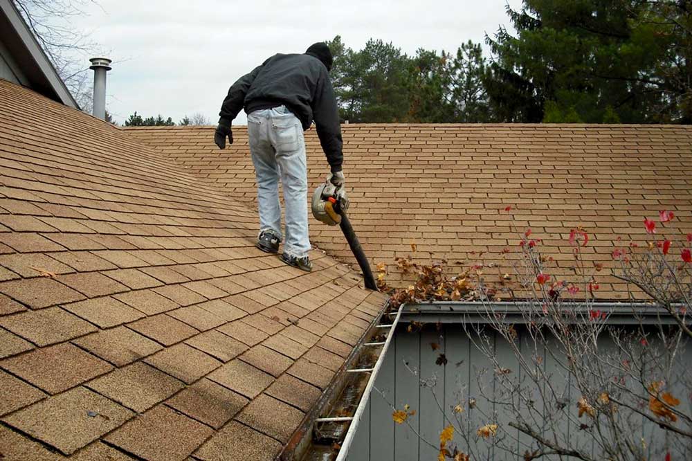Greenlii-gutter-cleaning-services-man-on-the-roof D.I.Y. Gutter Cleaning?